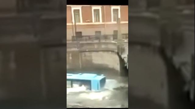 Автобус с людьми упал в реку в Питере