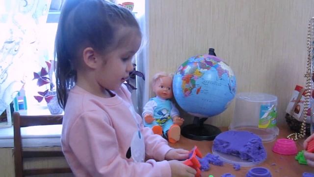 Делаем фигурки из кинетического песка. Make figures from the kinetic sand.
