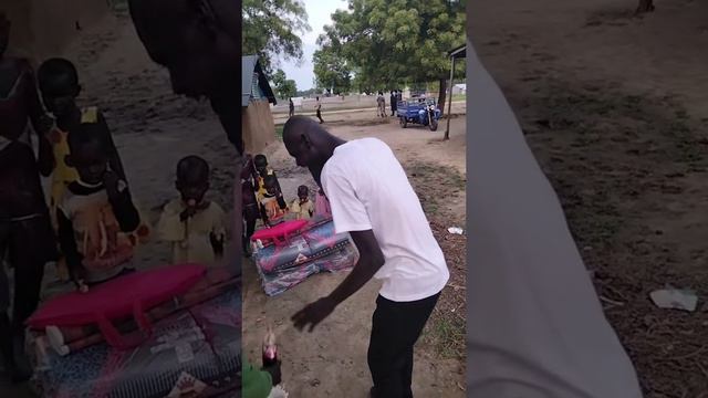 Мужчина из страны Нигер (предположительно) пьет колу и танцует с колонкой джи би л