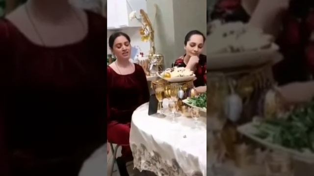 Праздник. Поют за столом ✨