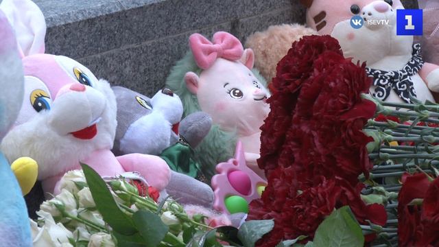 Севастополь скорбит: жители несут цветы к стихийному мемориалу
