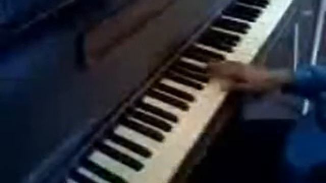 mel tocando piano