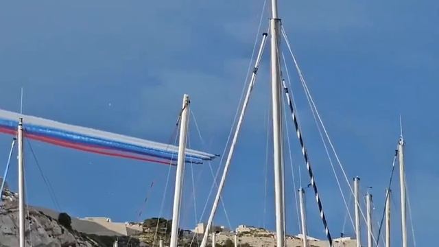 Российский триколор появился на параде в Марселе