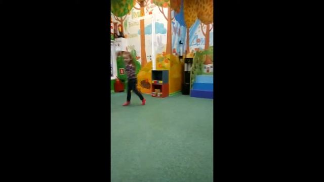 Город  профессий для детей «КидБург»/ Вика работает пожарным/ Прогулка в парке..