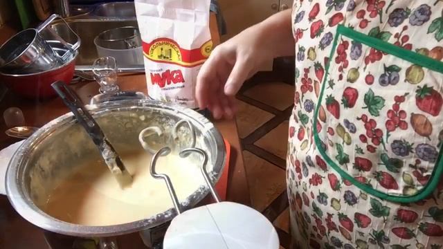 Чистый четверг. Красим яйца и печём куличи.