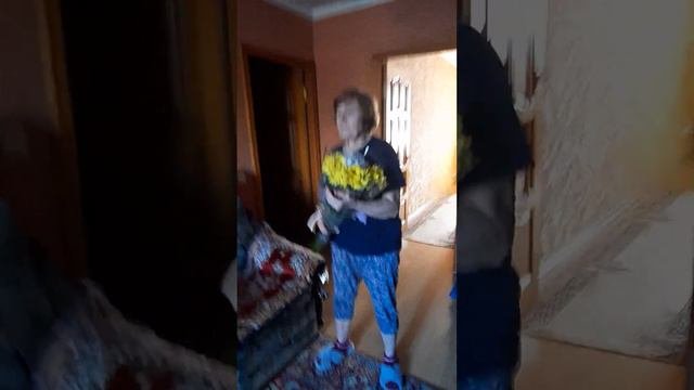 Моя мама танцует с цветами