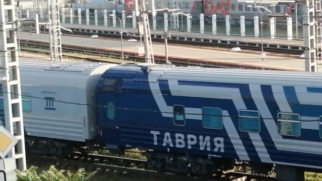 Электровоз ЭП1М 526 с поездом №160Щ Москва-Керчь.