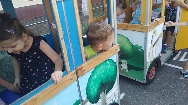Паровозик в детском саду катает детей