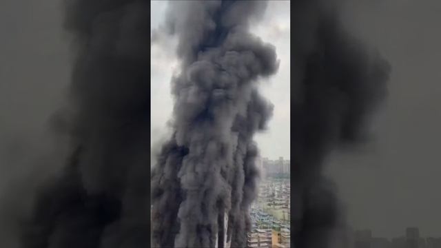 Пожар в крупном торговом центре Китая
