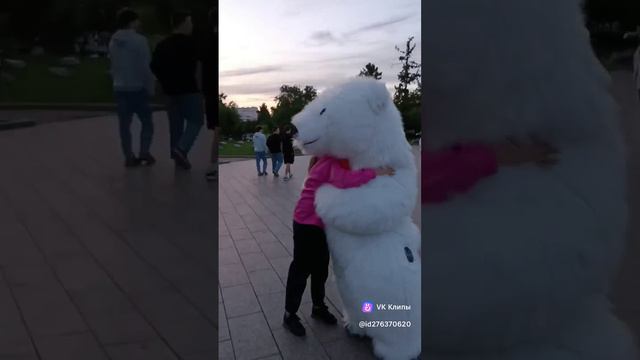 Белый медведь гуляет в ценре Омска 🔥
