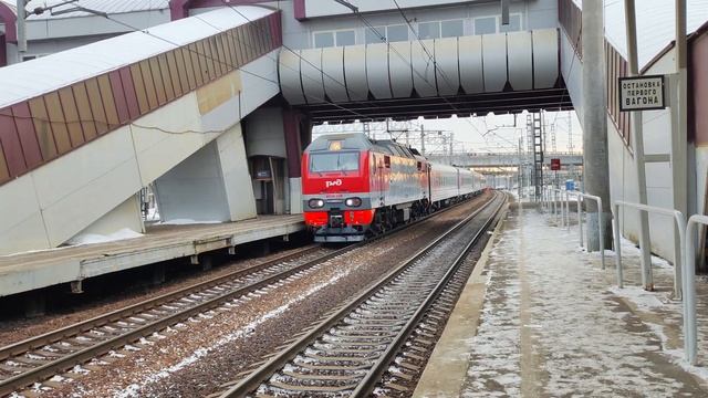 "Приветливая бригада" ЭП2К-228 с фирменным поездом №134Г "Поволжье" следует по станции Обухово