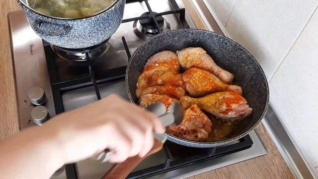 ?? Картошка пюре  с горохом и курицей.