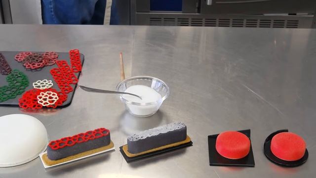 Приготовление декора в силиконовых ковриках Pavoni новой линейки PAVODECOR.
