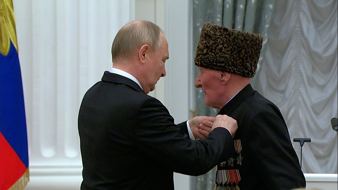 Просился добровольцем: 100-летний ветеран рассказал Путину о своём желании участвовать в СВО