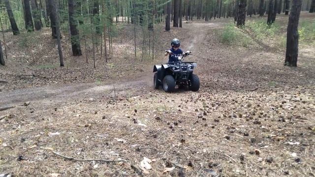 Квадроцикл на кроссовой трассе