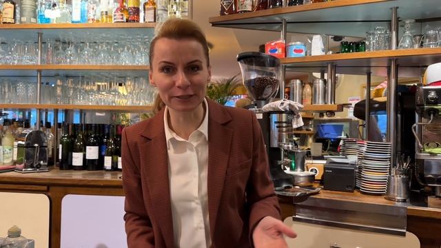 Я рылась в мусорных контейнерах.Наш ресторан в Париже.