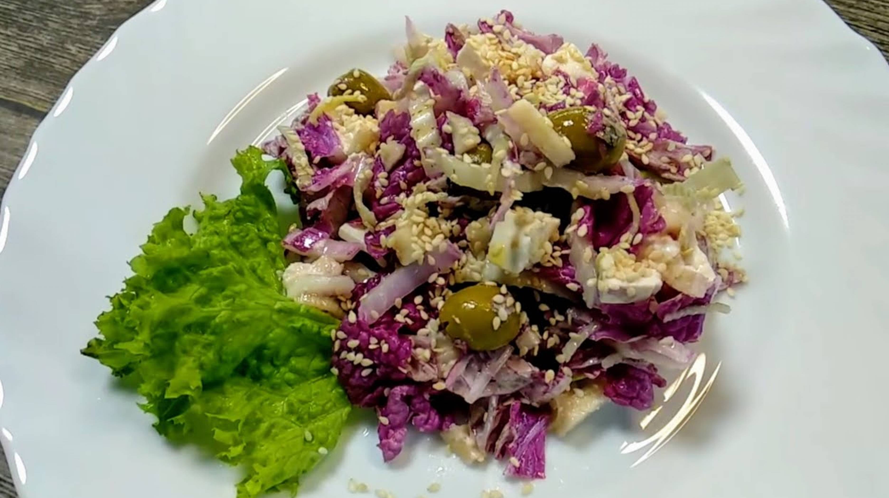 Низкокалорийный не избитый вкусный салат с пекинской капустой и фетой.