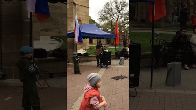 Кисловодск /9мая/мальчик поёт
