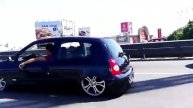 Bmw 135i y Renault Clio al piso