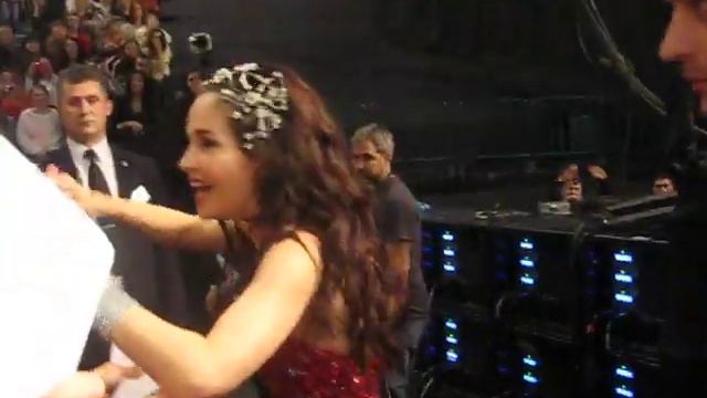 Natalia Oreiro Fan zone проход мимо поклонников (St. Petersburg, 12.12.13)