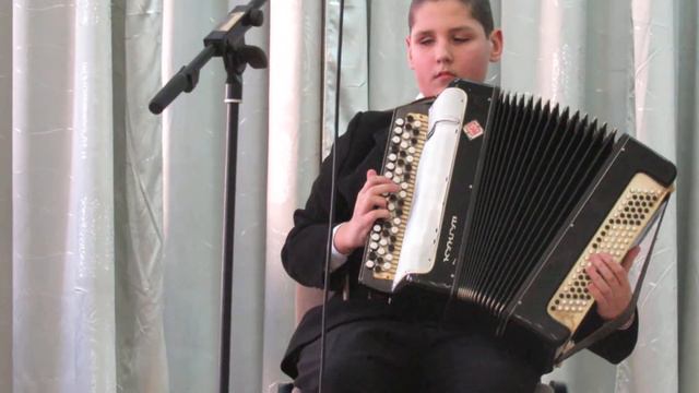 Козуб Кирилл 5/А кл. исполняет Укр. нар. песню "Ой котився кубар" (баян)