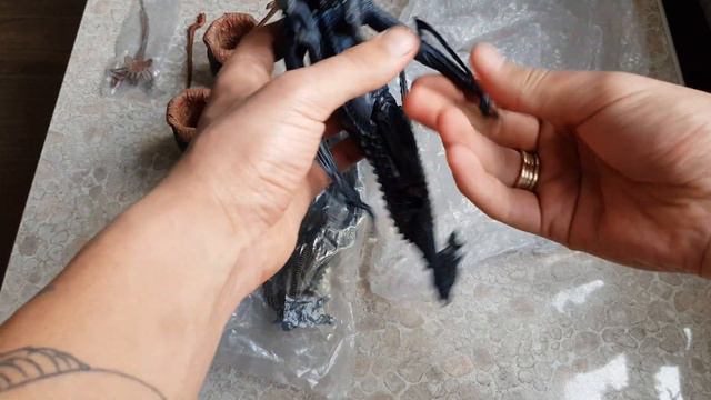Распаковка фигурок Alien 1986 Ultimate Xenomorp Facehugger Chestburster NECA