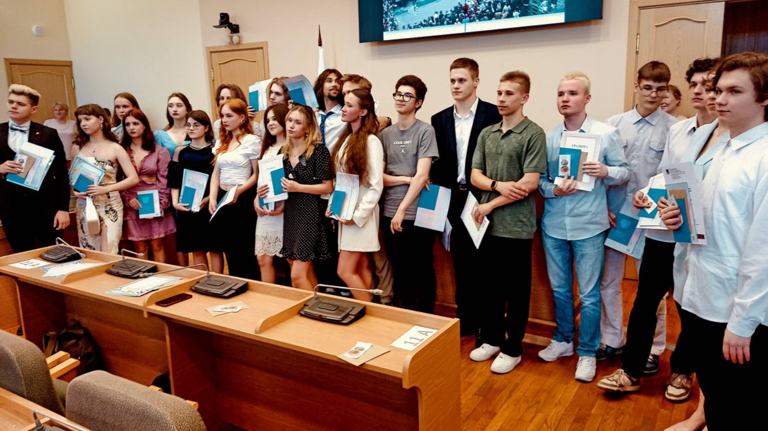 Вручение заслуженных аттестатов выпускникам 210 школы Санкт-Петербурга