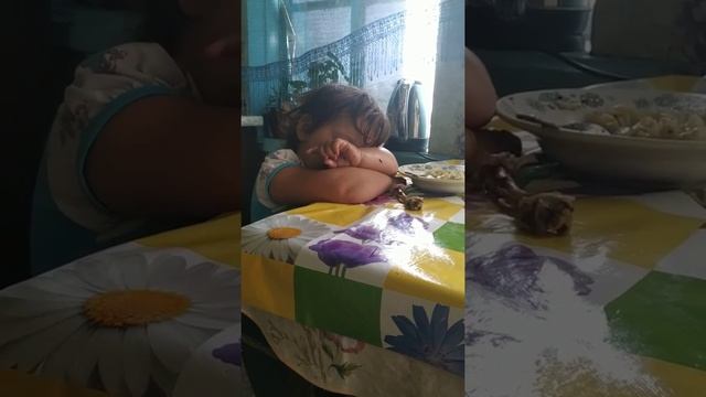 Ребенок кушает восне