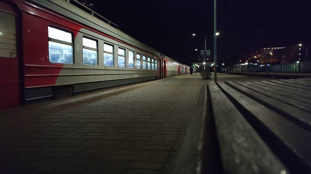 Электропоезд ЭД4М-0035 прибывает и отправляется с платформы Варшавская