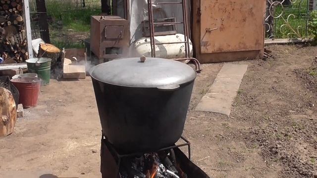 юшка варится к обеду
