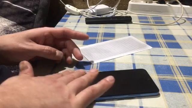 Как наклеить защитное стекло (быстро и  легко)