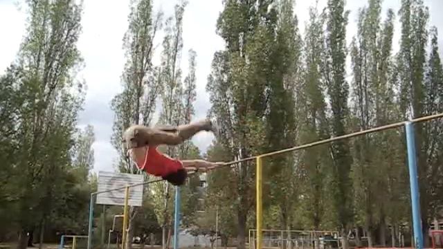 Турник. Подъём двумя ноги врозь в стойку (БМВ)