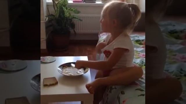 Соня кушает суп