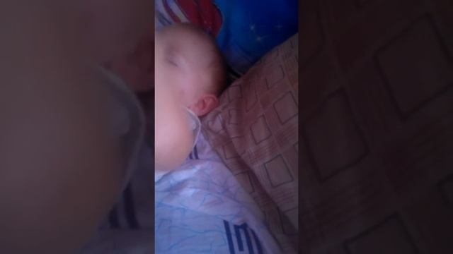 Мой брат любит соску даже во сне
