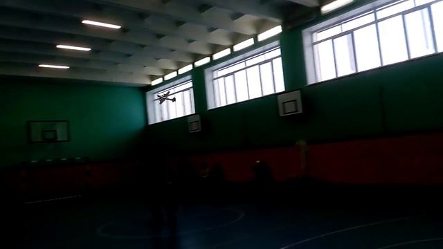 Чемпион области показывает новичкам как надо летать на кордовых.