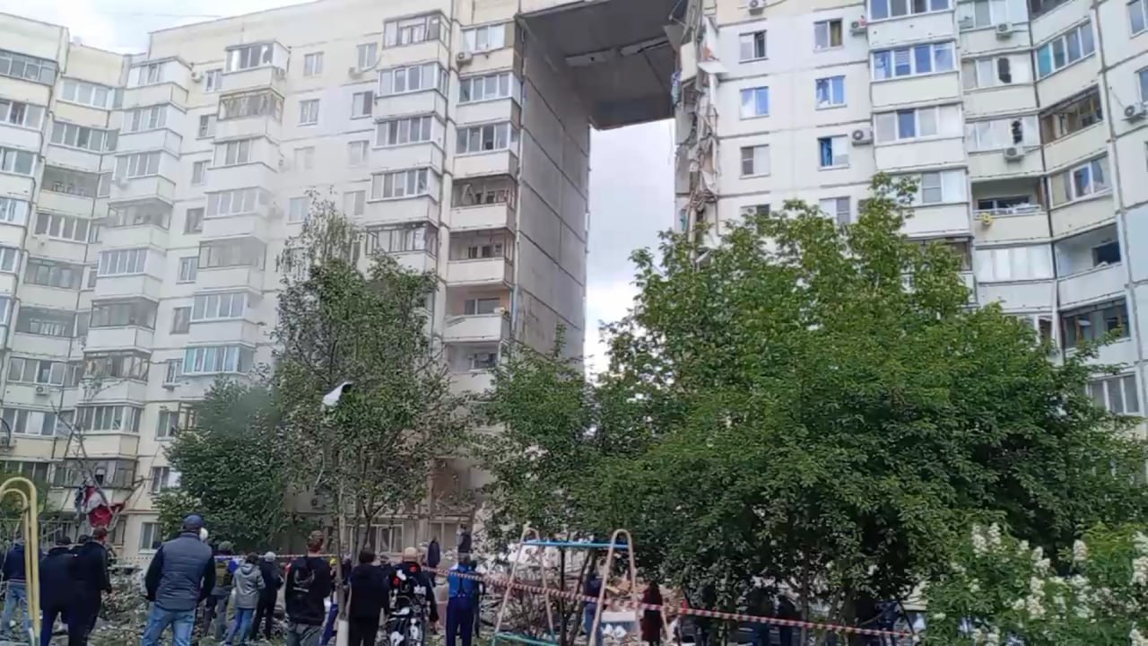 Обрушился подъезд на 10 этажей: снаряд ВСУ попал в жилой дом в Белгороде