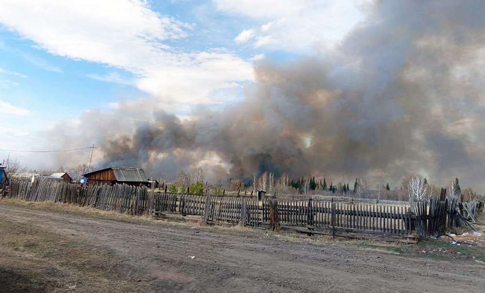В Иркутской области природный пожар перекинулся на жилые дома / События на ТВЦ
