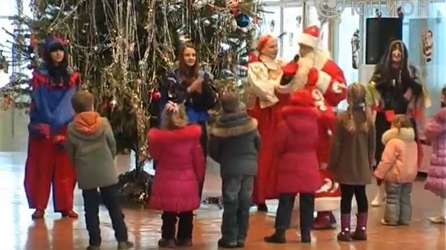 Юность Старые окна и трещины на стенах
