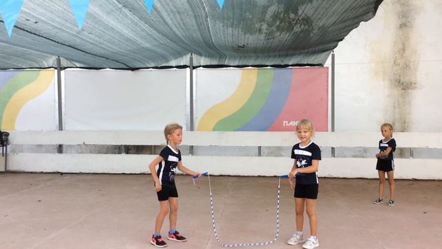 Скакалка для дошкольников. 23. Одна скакалка на двоих. Под ногой, прыжок в крест