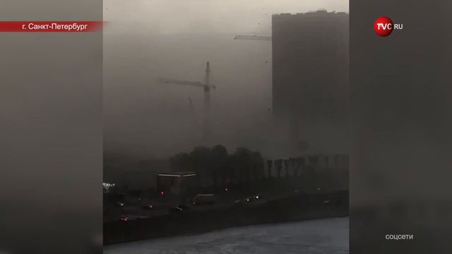 Ураган повалил строительный кран в Петербурге / События на ТВЦ