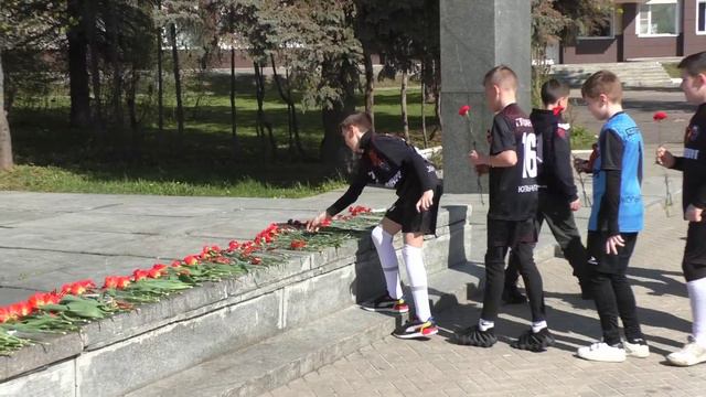 Ребята из Металлурга возложили цветы к вечному огню