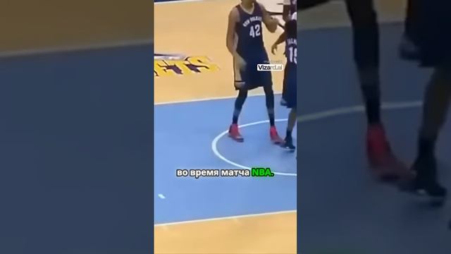 Баскетболист упал на зрительницу