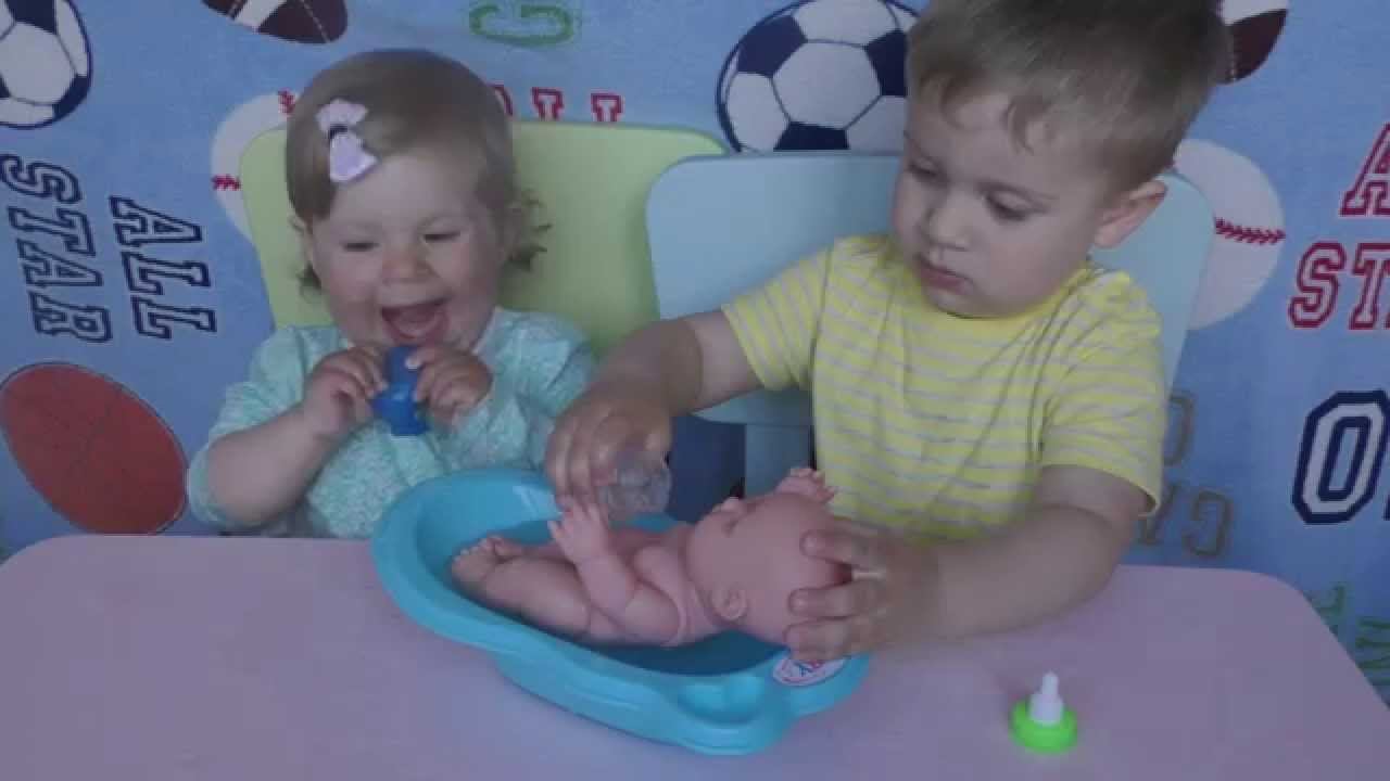 ✿ КУПАЕМ КУКЛУ даем кушать из соски моем Bath time a Baby Toy Videos