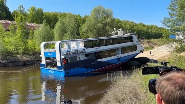 Спуск малого круизного пассажирского судна МПКС01