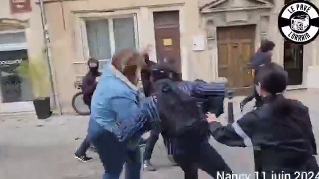 Во французском городе Нанси анти-фашисты пытаются разгромить библиотеку Deux Cités.
