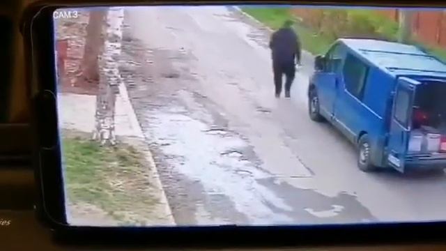 Камери заснеха обир на пари и телефон от бус в Драгалевци