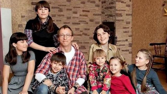 «Схватил беловолосую в охапку»: скандальный актер Иван Охлобыстин показал фото с молодой актрисой