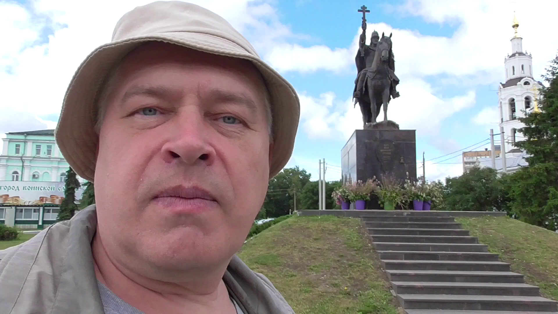 Видео про памятник Иван Грозный в городе Орле и про цветы в вёдрах