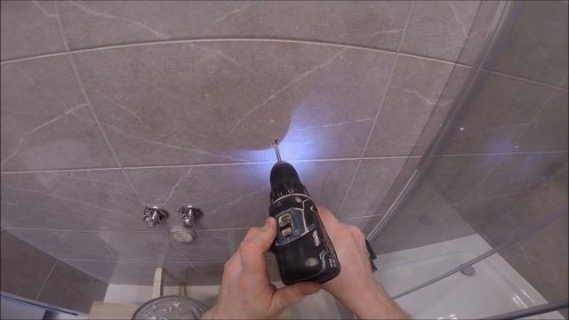 28 D. Montaż wiszącej szafki pod umywalkę w łazience we własnym zakresie krok po kroku z omówienie