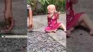 Маленькая Девочка Милана и Камушки. Игра в камушки дочери Елены Поздеевой и Александра Редькина